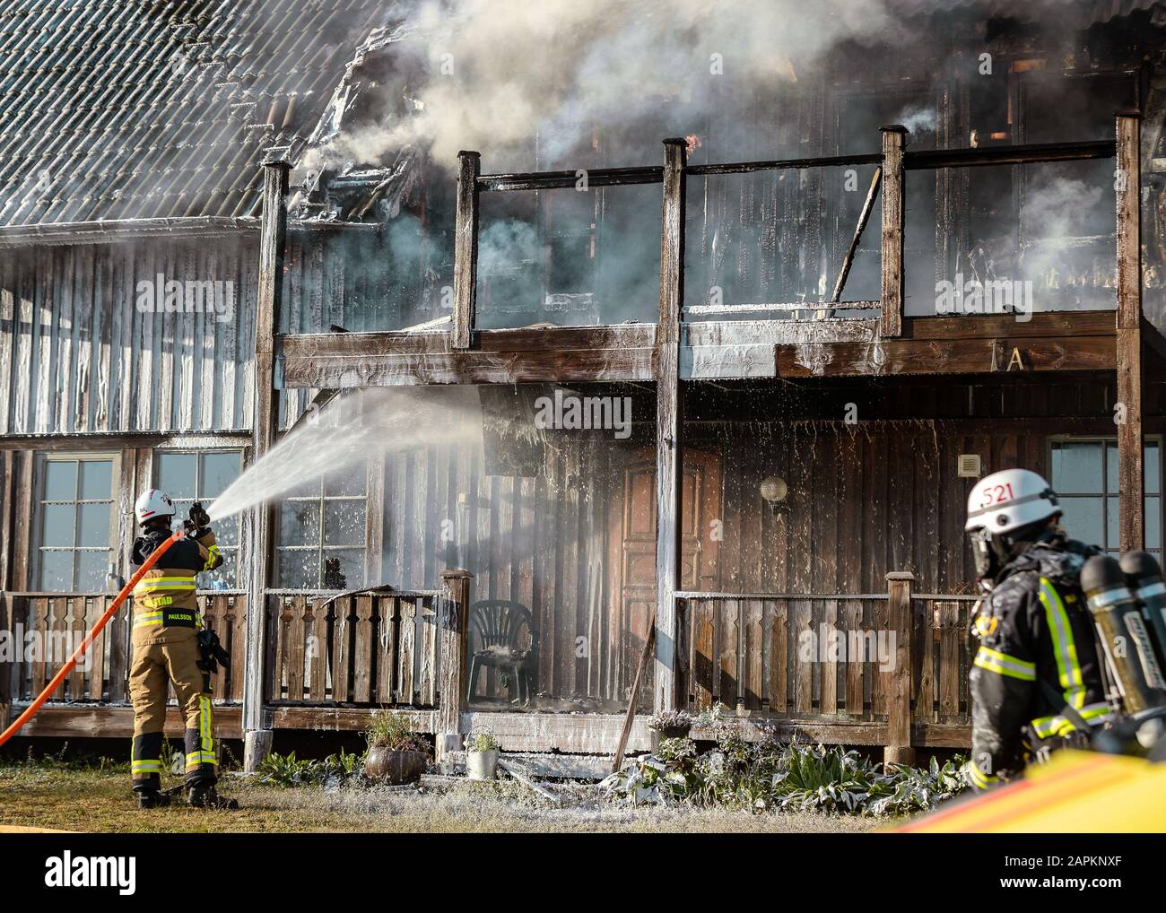 Bei diesem Hausbrand in Skälderviken, Schweden, wurde eine Person verletzt. Stockfoto
