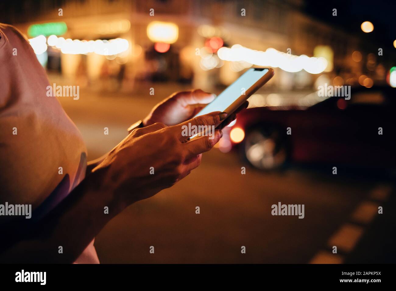 Hände der Frau mit Smartphone in der Nacht, Nahaufnahme Stockfoto