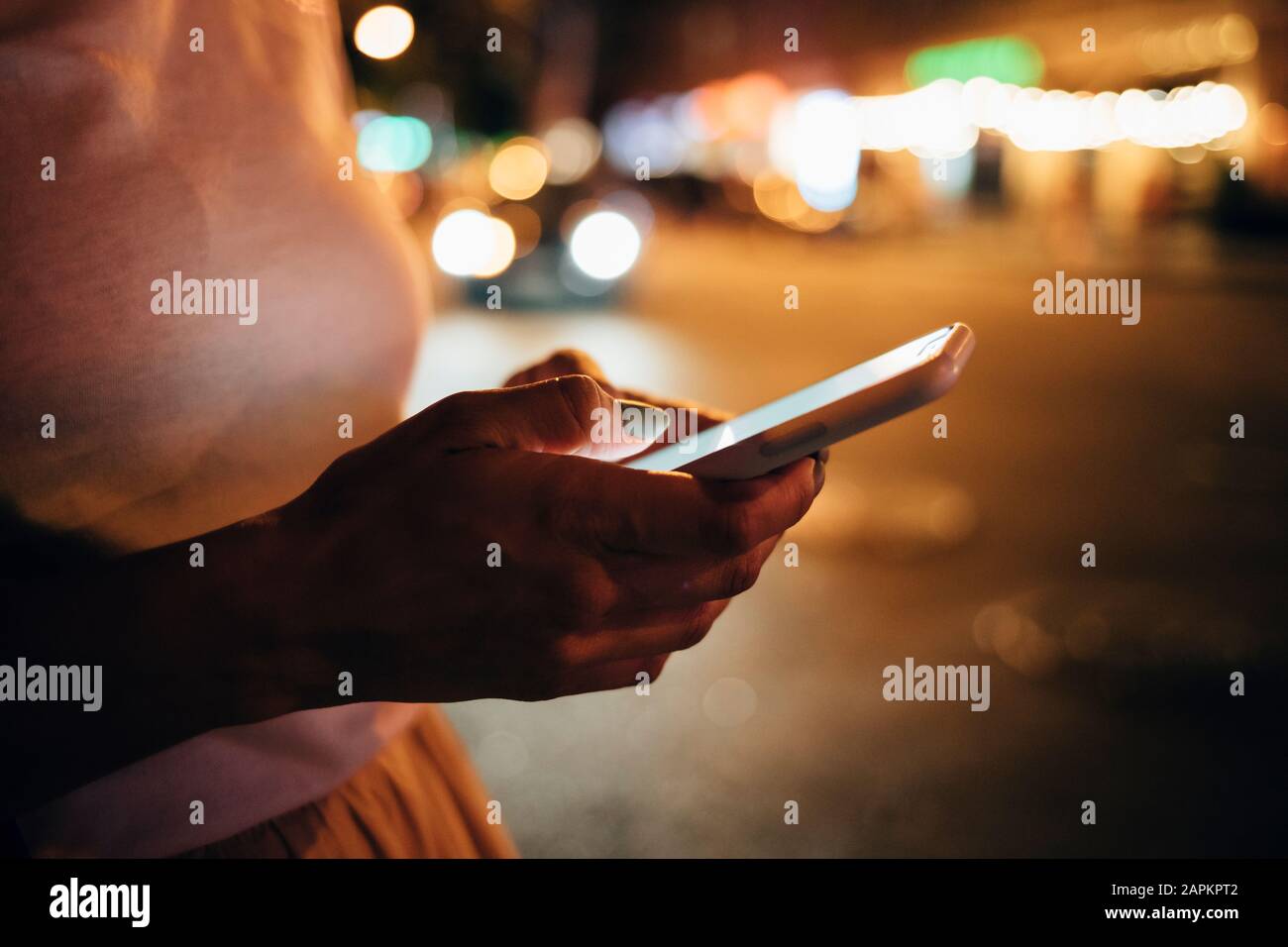 Hände der Frau mit Smartphone in der Nacht, Nahaufnahme Stockfoto