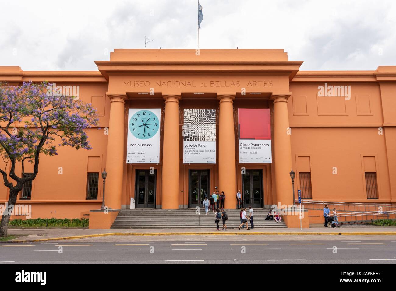 Orangefarbene Fassade des Gebäudes Des Fine Arts Museum in der Gegend von Recoleta, Buenos Aires, Argentinien Stockfoto