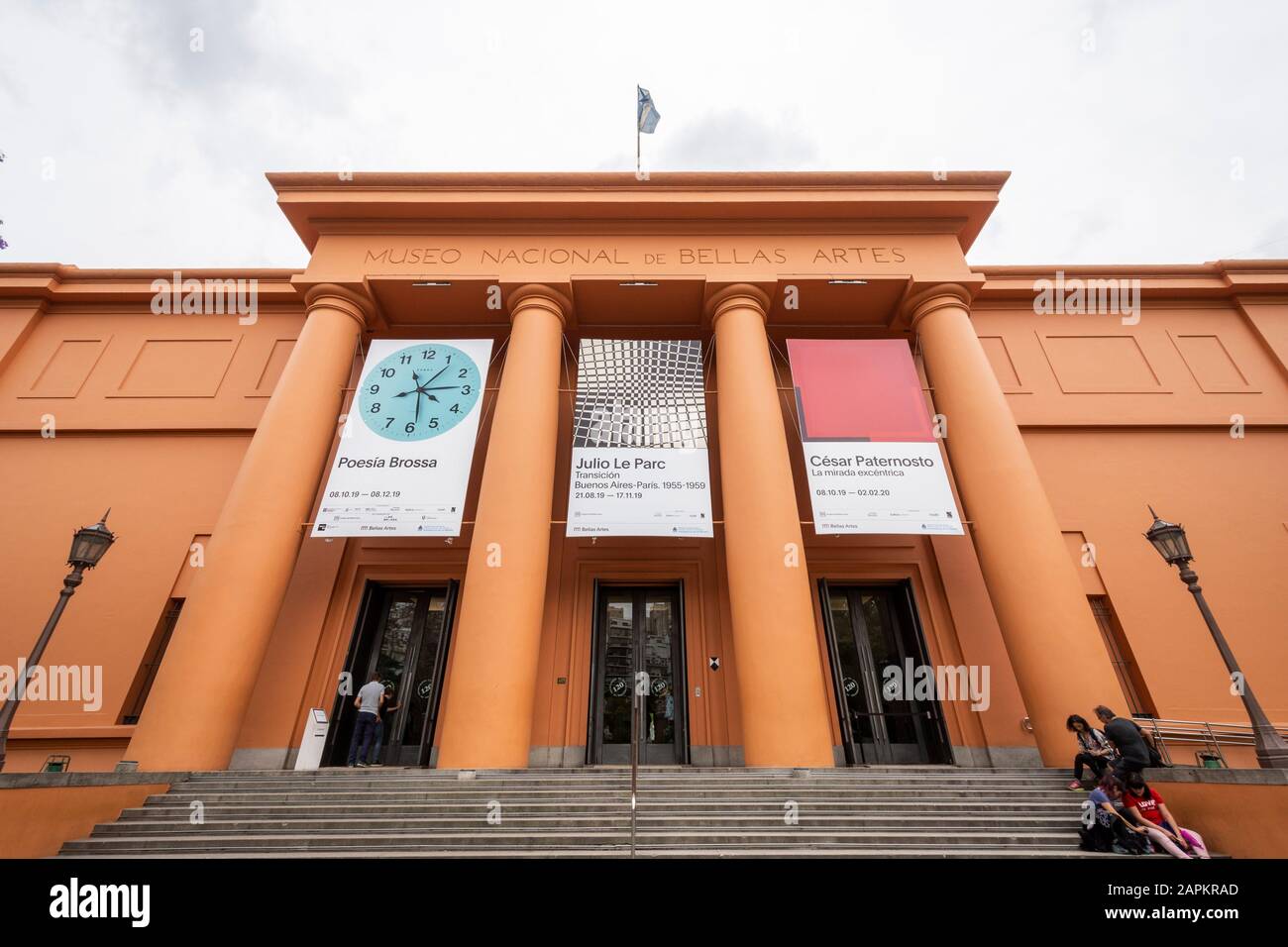 Orangefarbene Fassade des Gebäudes Des Fine Arts Museum in der Gegend von Recoleta, Buenos Aires, Argentinien Stockfoto