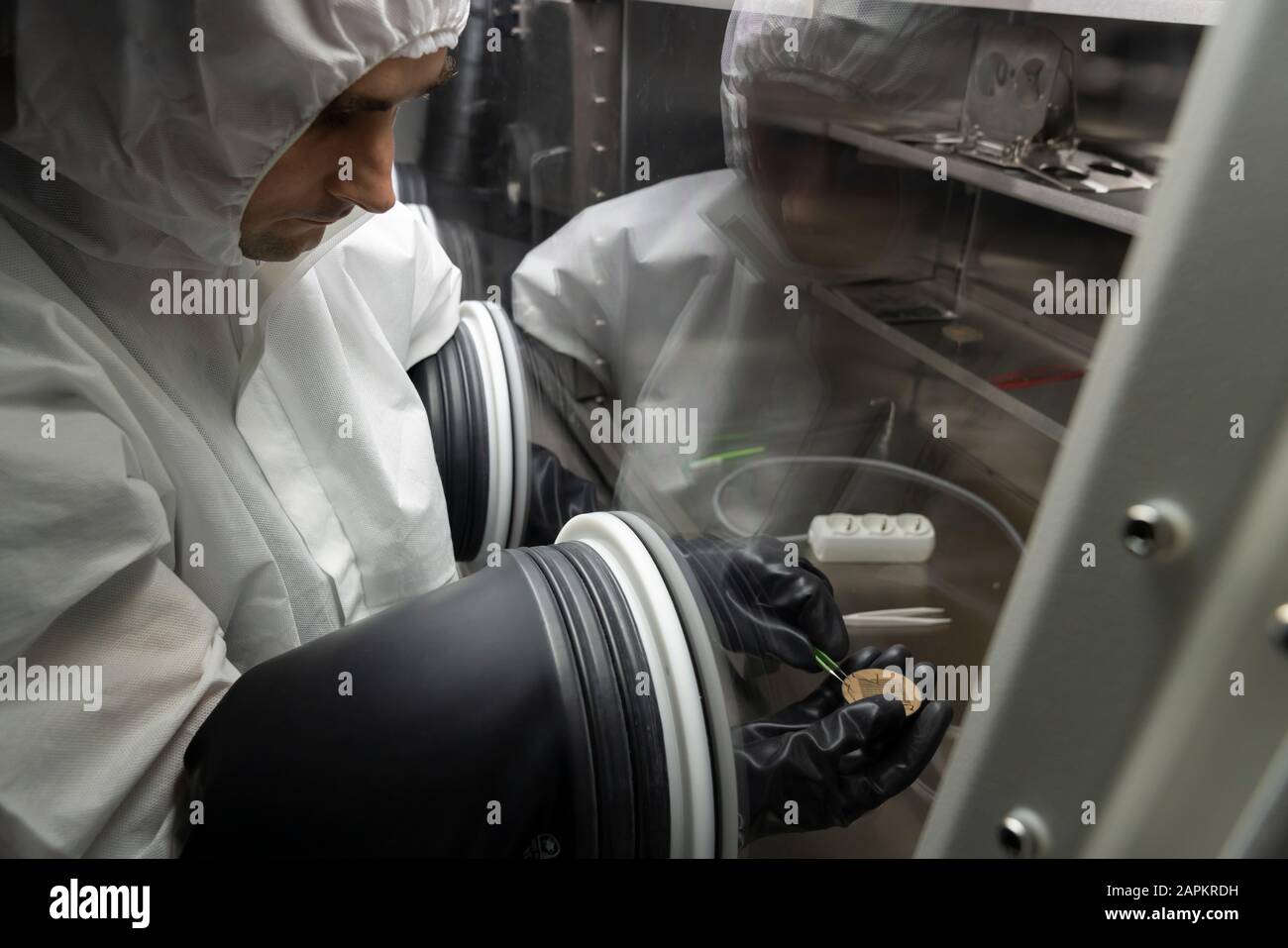 Wissenschaftler, der im Reinraum eines Labors arbeitet Stockfoto