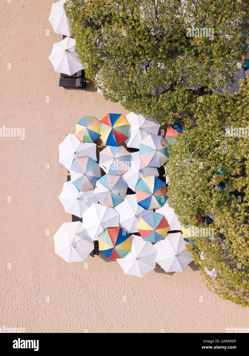 Indonesien, Bali, Nusa Dua, Luftaufnahme der Sonnenschirme am Strand Stockfoto