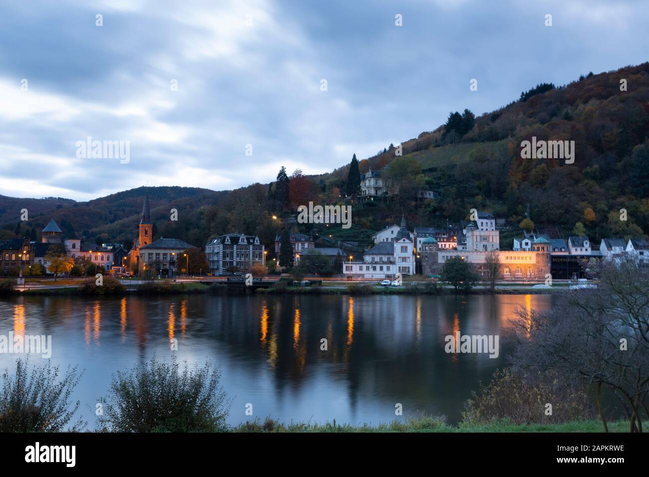 Deutschland, Rheinland-Pfalz, Traben-Trarbach, Flussufer bei Herbstdämmerung Stockfoto