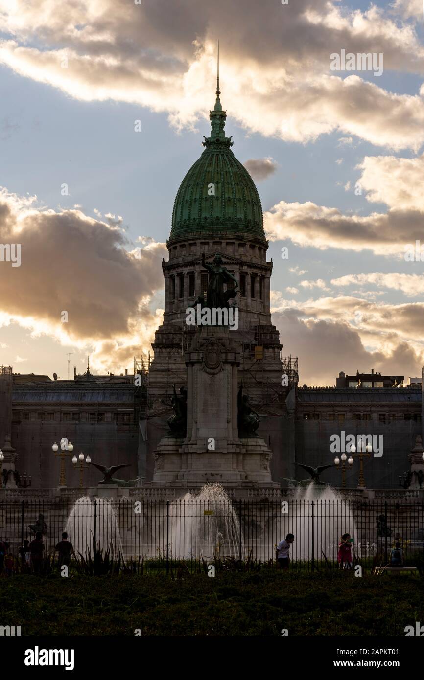 Schöner Blick auf das Nationalkongressgebäude im Zentrum von Buenos Aires, Argentinien Stockfoto