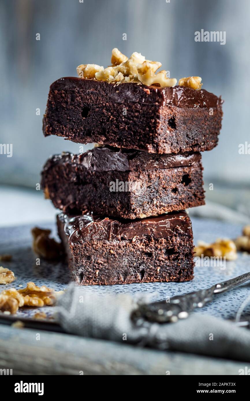 Stapel von hausgemachten glutenfreien Brownies mit Schokolade und Kaffee-Verglasung Stockfoto