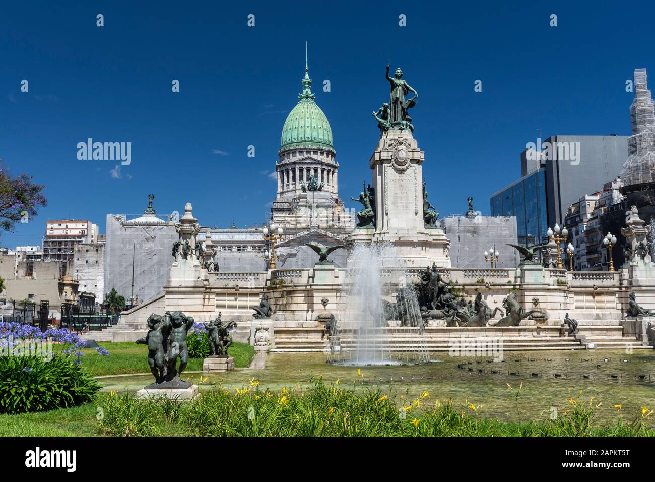 Schöner Blick auf das Nationalkongressgebäude und die Statue im Zentrum von Buenos Aires, Argentinien Stockfoto
