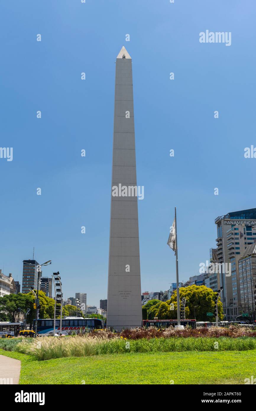 Schöner Blick auf den historischen Obelisk unter blauem Himmel im Zentrum von Buenos Aires, Argentinien Stockfoto