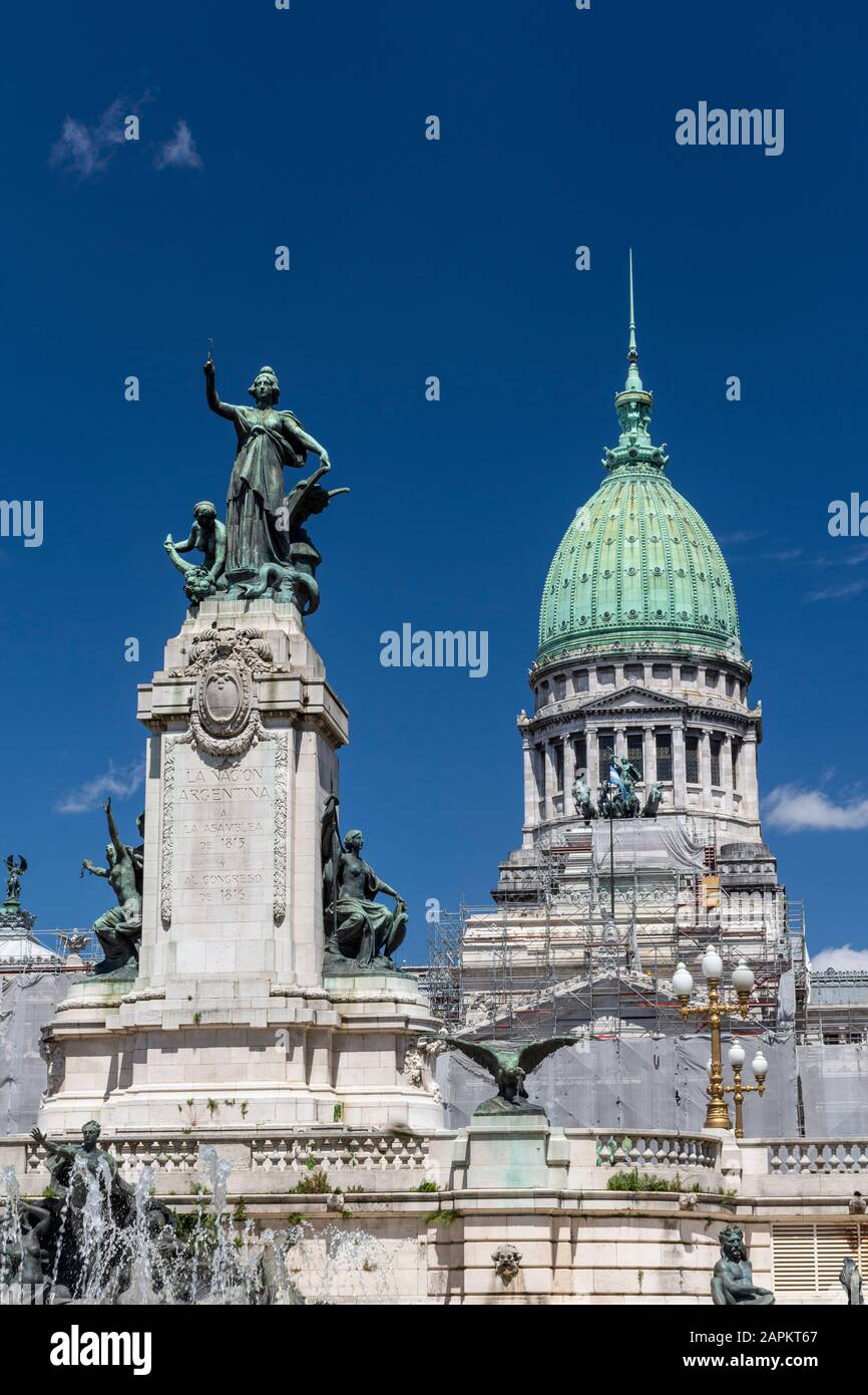 Schöner Blick auf das Nationalkongressgebäude und die Statue im Zentrum von Buenos Aires, Argentinien Stockfoto