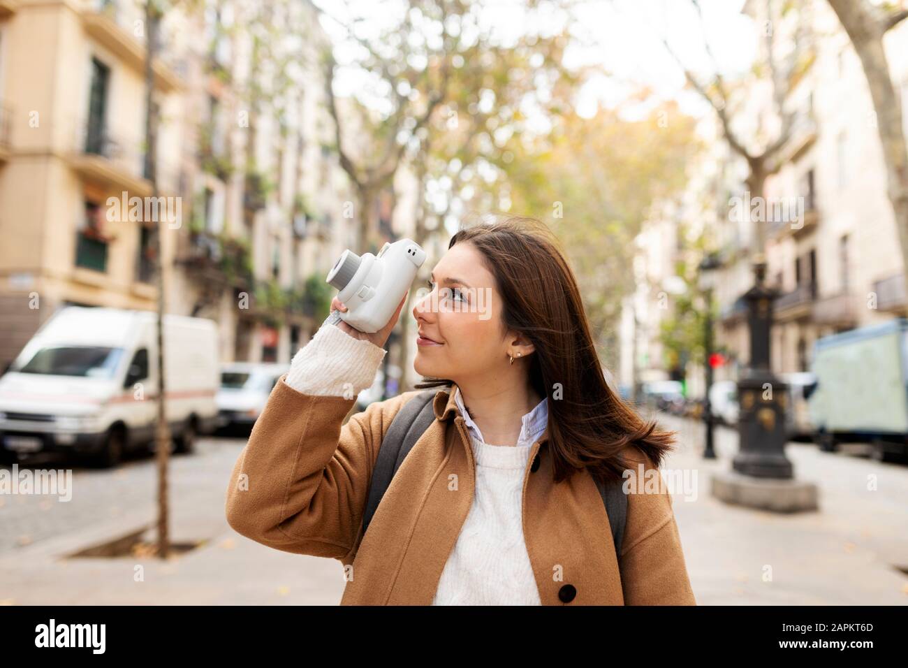 Junge Frau fotografiert in Barcelona, Spanien Stockfoto