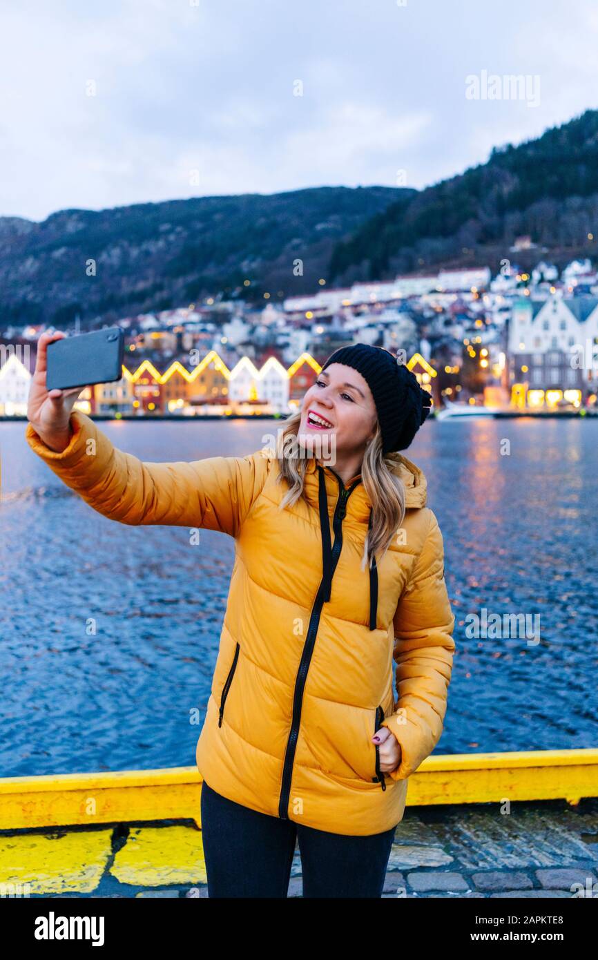 Frau, die selfie, Bergen, Norwegen, nimmt Stockfoto