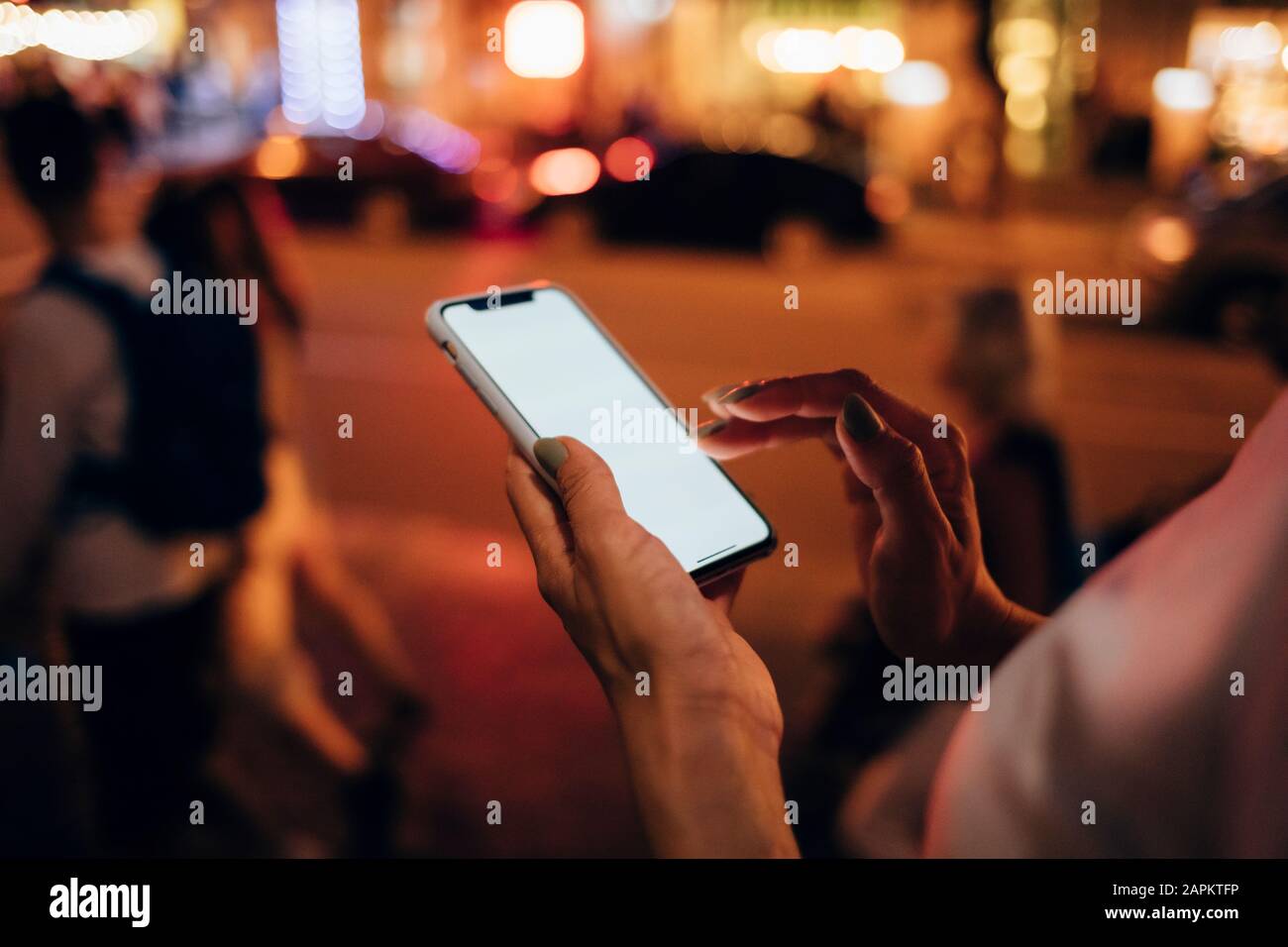 Hände der Frau mit Smartphone in der Nacht, Nahaufnahme Stockfoto