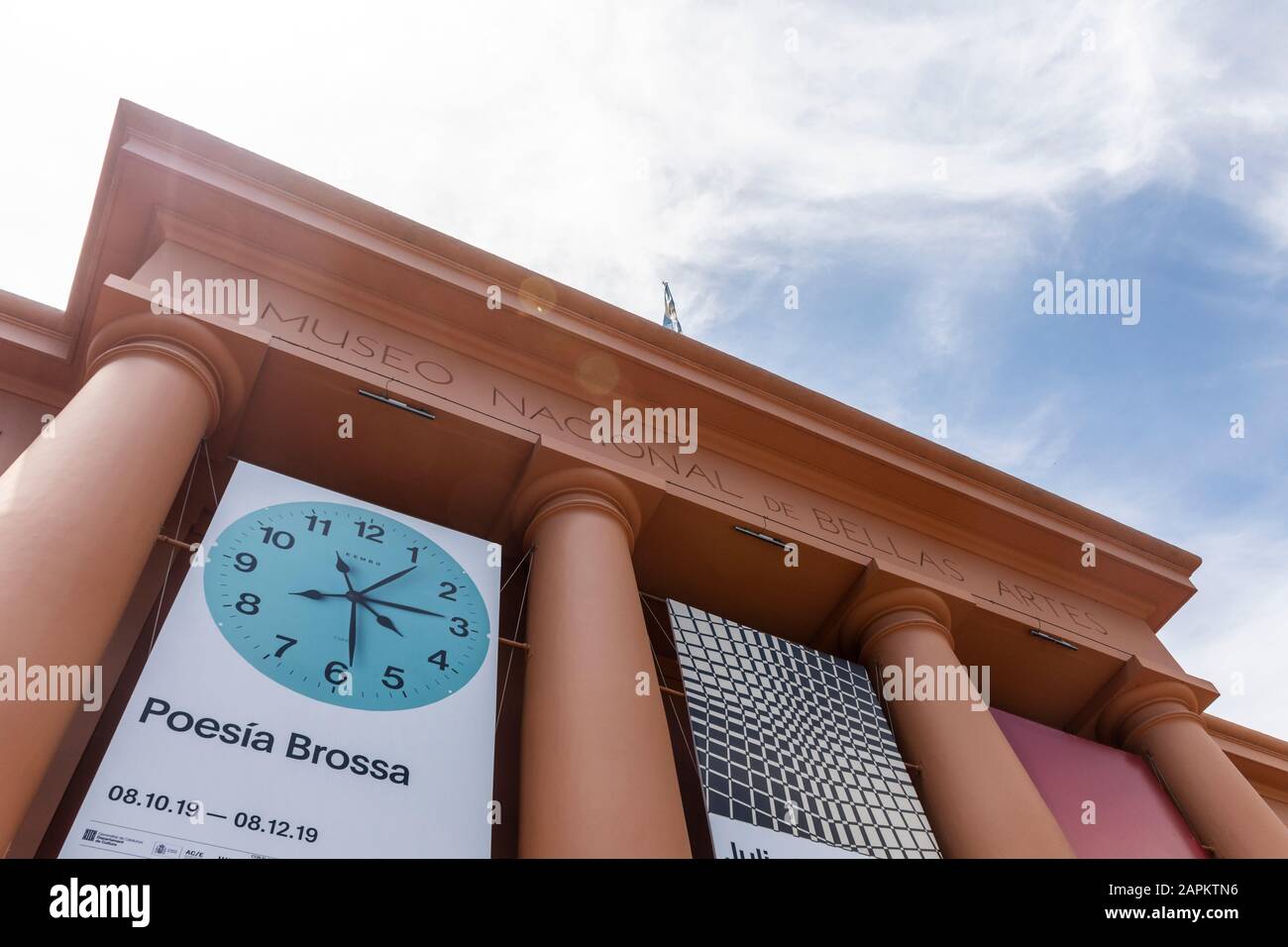 Orangefarbene Fassade des Gebäudes Des Fine Arts Museum in der Gegend von Recoleta, Buenos Aires, Argentinien Stockfoto