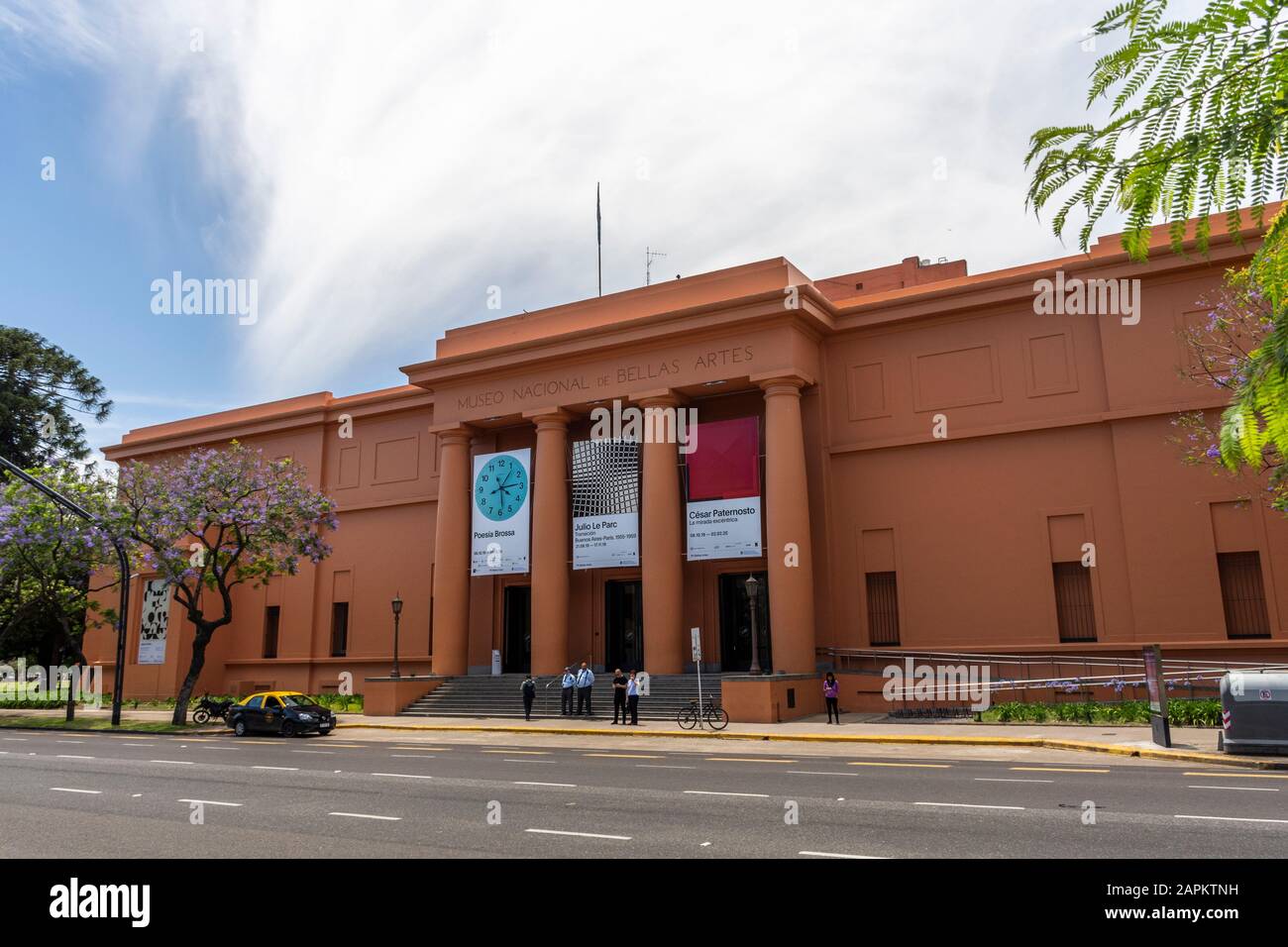 Orangefarbene Fassade des Gebäudes Des Fine Arts Museum in der Gegend von Recoleta, Buenos Aires, Argentinien Stockfoto