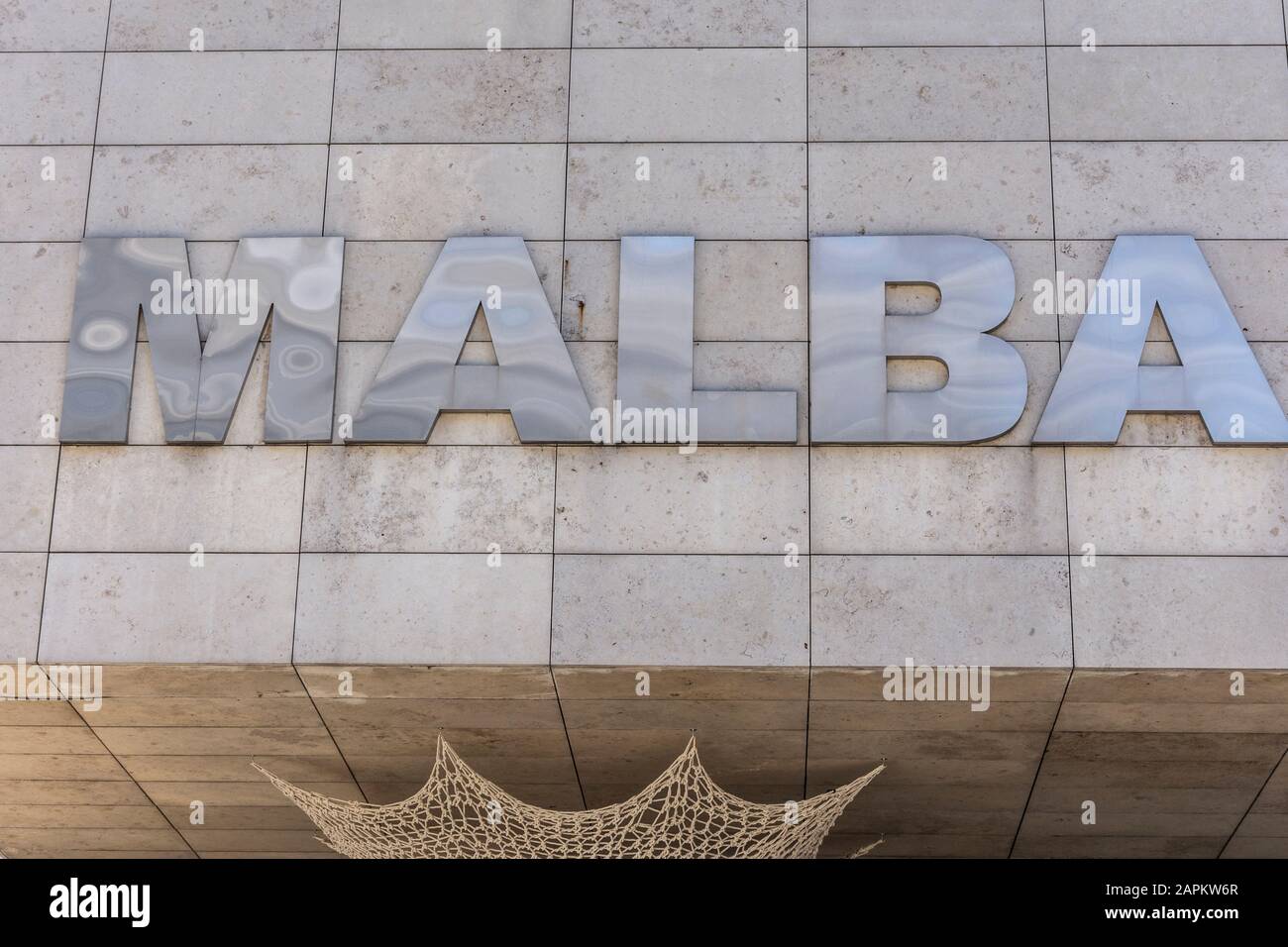 Schöner Blick auf das moderne Gebäude des MALBA-Museums im Zentrum von Buenos Aires, Argentinien Stockfoto