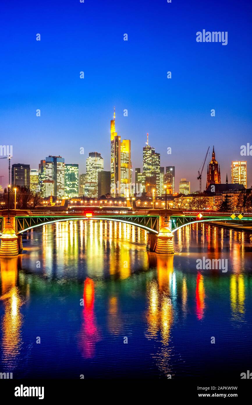 Deutschland, Hessen, Frankfurt, Skyline der Stadt über dem Main bei Dämmerung Stockfoto