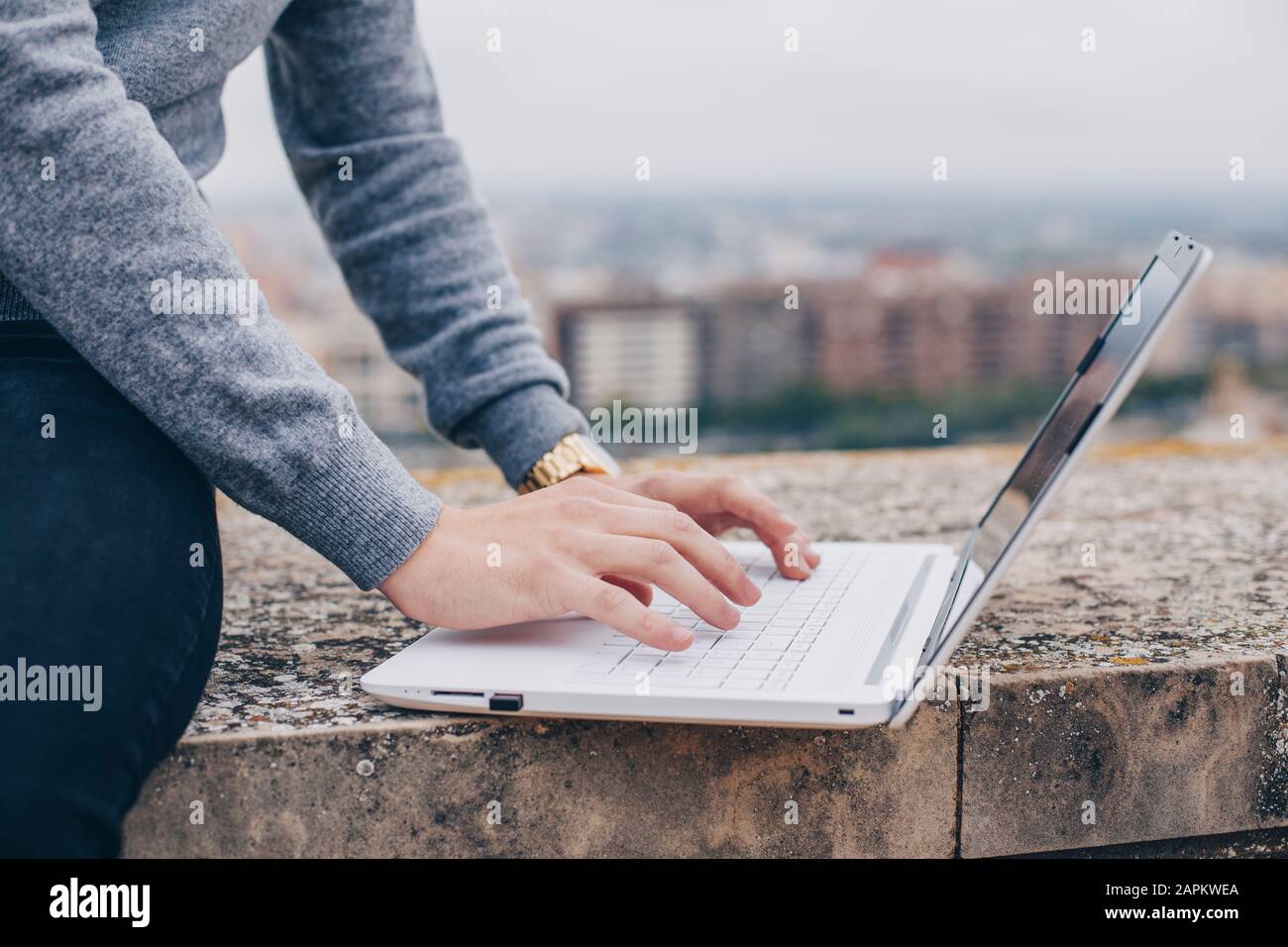Nahaufnahme einer Hand eines jungen Mannes, der auf seinem Laptop in Lleida tippt Stockfoto