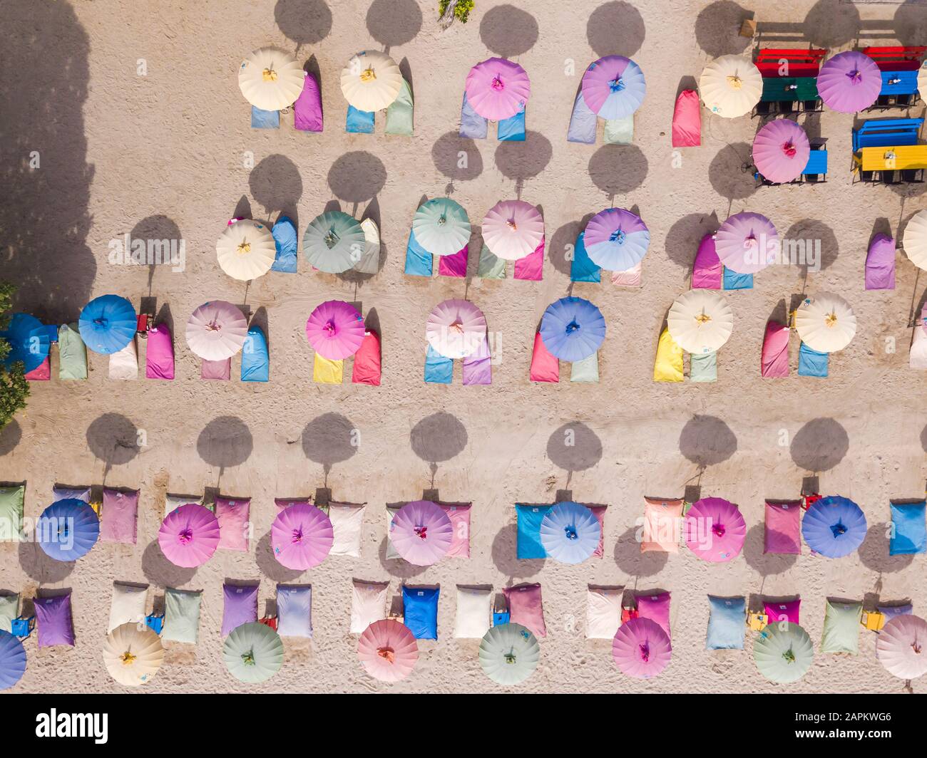 Indonesien, Bali, Nusa Dua, Luftaufnahme von bunten Sonnenschirmen am Strand des Resorts Stockfoto