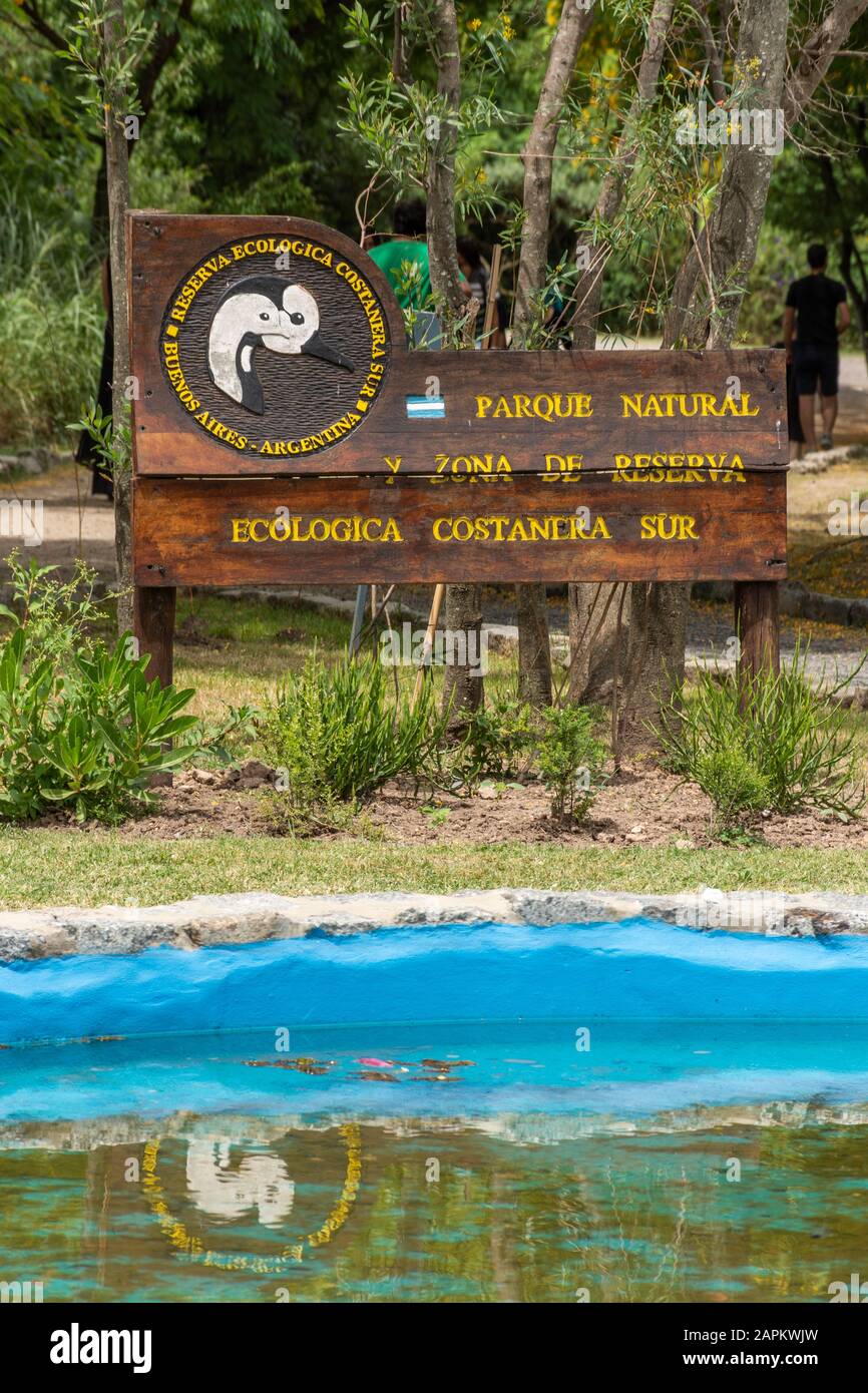 Blick auf den Eingang der grünen ökologischen Reserven in Puerto Madero, Buenos Aires, Argentinien Stockfoto