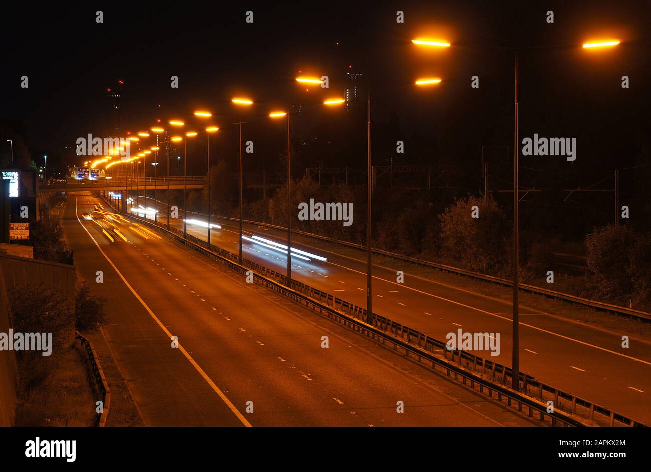 Die Straße Sodium mit niedrigem Druck leuchtet auf einer englischen Autobahn. Stockfoto