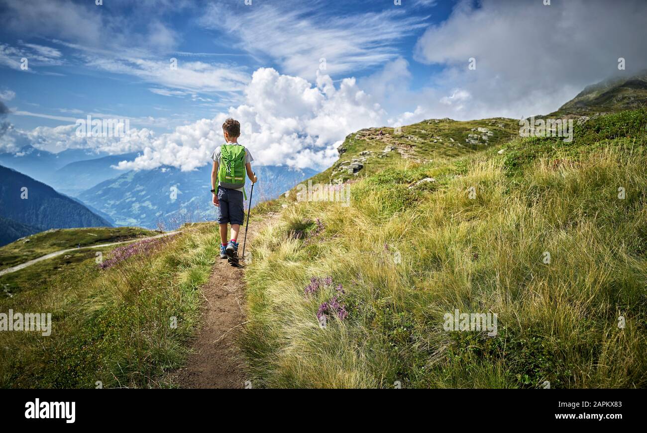 Jungenwandern in alpiner Landschaft, Passeiertal, Südtirol, Italien Stockfoto