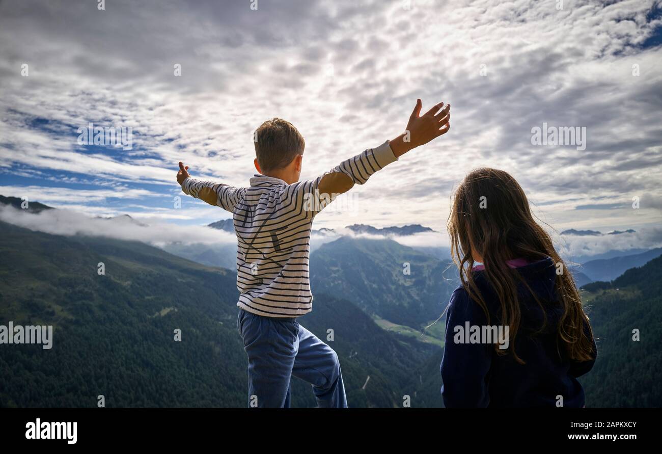 Junge und Mädchen am Timmelsjochpass, Südtirol, Italien Stockfoto