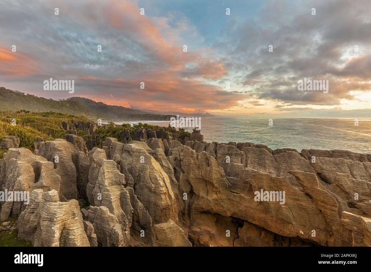 Neuseeland, Buller District, Punakaiki, Kalkstein Pancake Rocks Formation und Küstenloch in der Dämmerung Stockfoto
