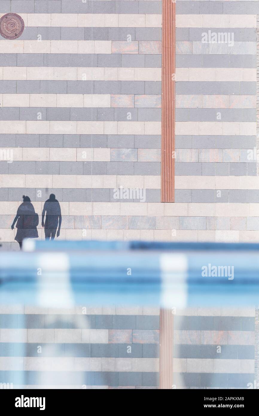 Dänemark, Aarhus, Schatten von zwei Fußgängern von oben gesehen Stockfoto