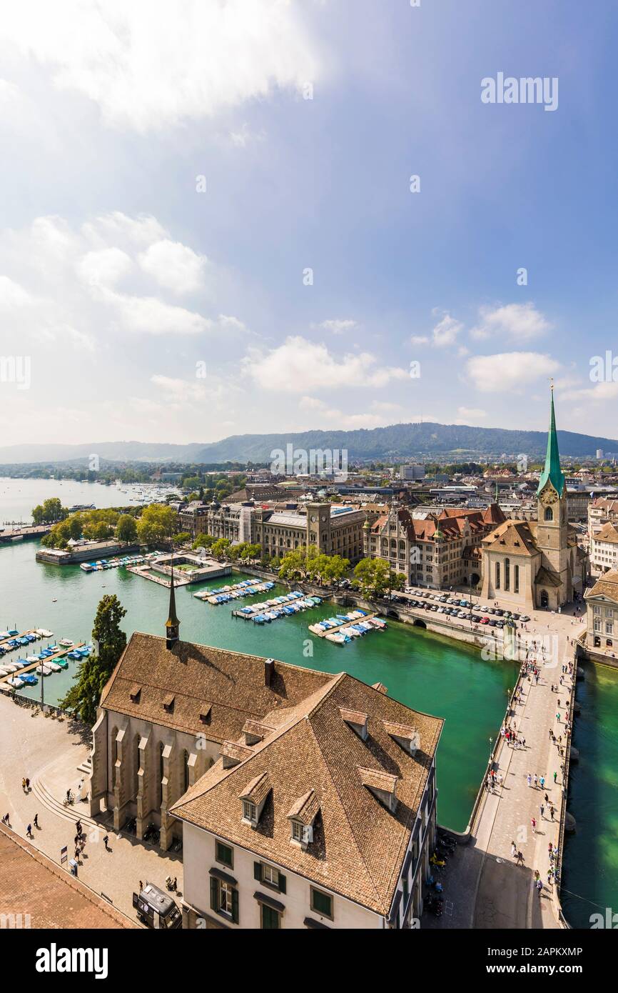 Schweiz, Kanton Zürich, Zürich, Skyline, Altstadt, Limmat, Stadthausquai, Fraumünster, Münsterbrücke Stockfoto