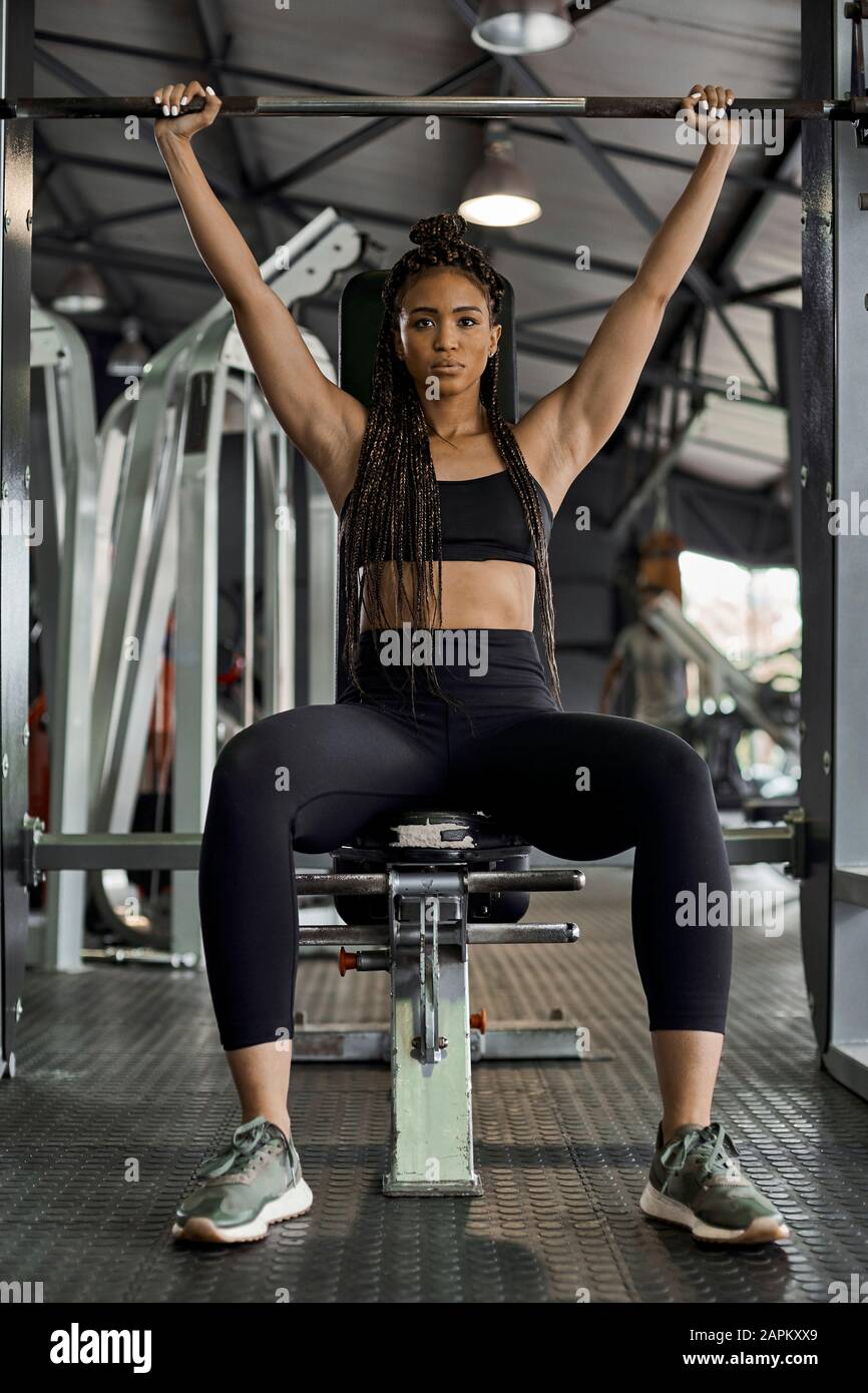 Krafttraining für Sportlerinnen im Fitnessstudio Stockfoto