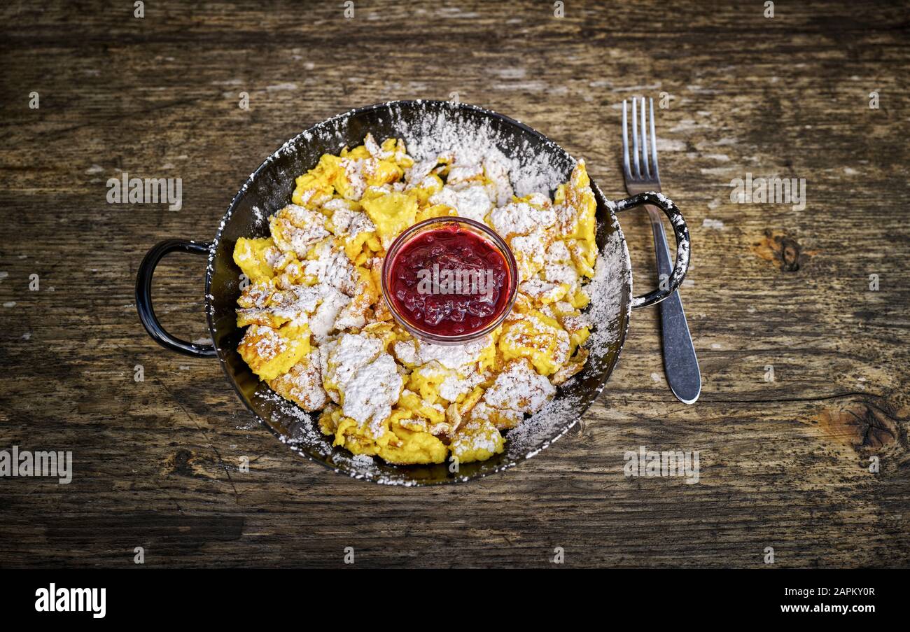 Kaiserschmarrn mit Lingonbeeren Stockfoto
