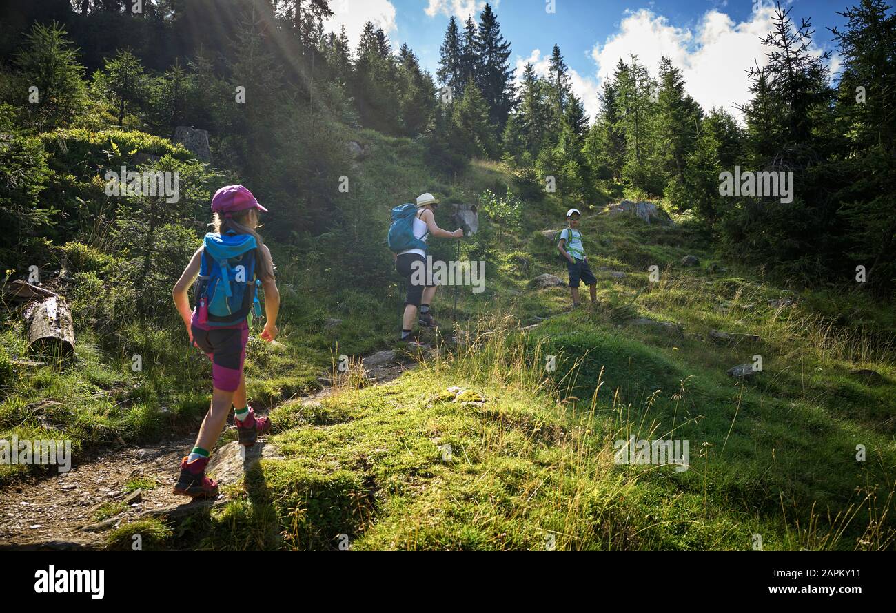 Mutter mit zwei Kindern, die in alpiner Landschaft, Passeiertal, Südtirol, Italien wandern Stockfoto