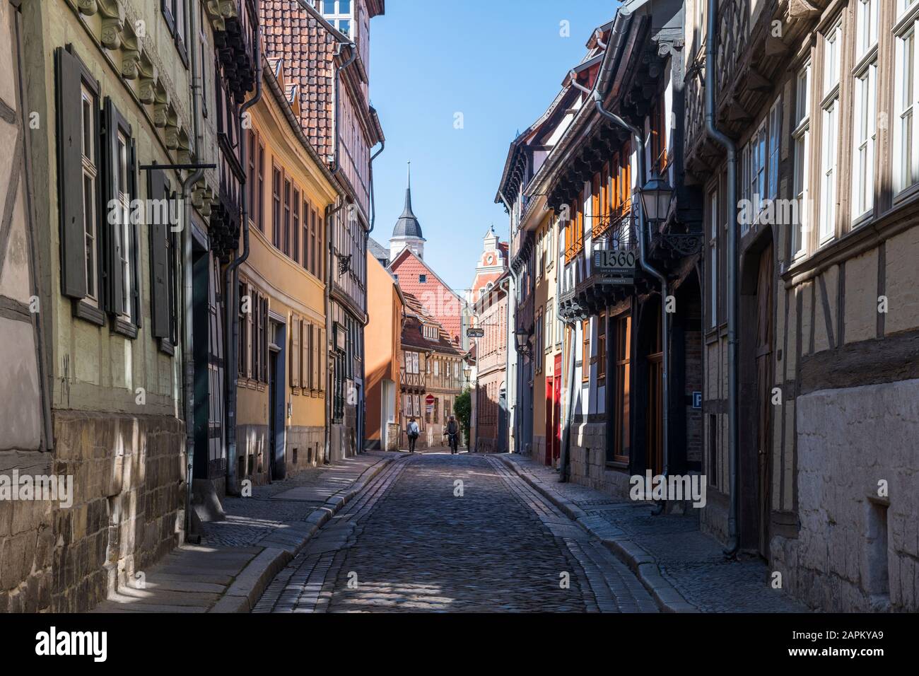 Deutschland, Sachsen-Anhalt, Quedlinburg, Kopfsteinpflaster-Gasse zwischen Häusern der historischen Stadt Stockfoto