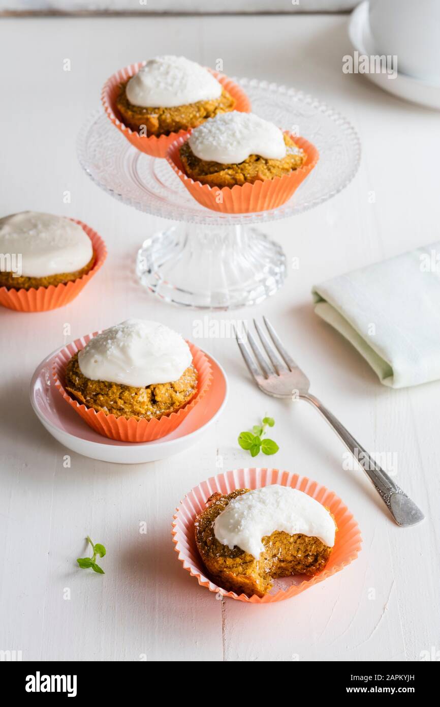 Carrot-Kokosnuss-Cupcakes mit Sahne Stockfoto