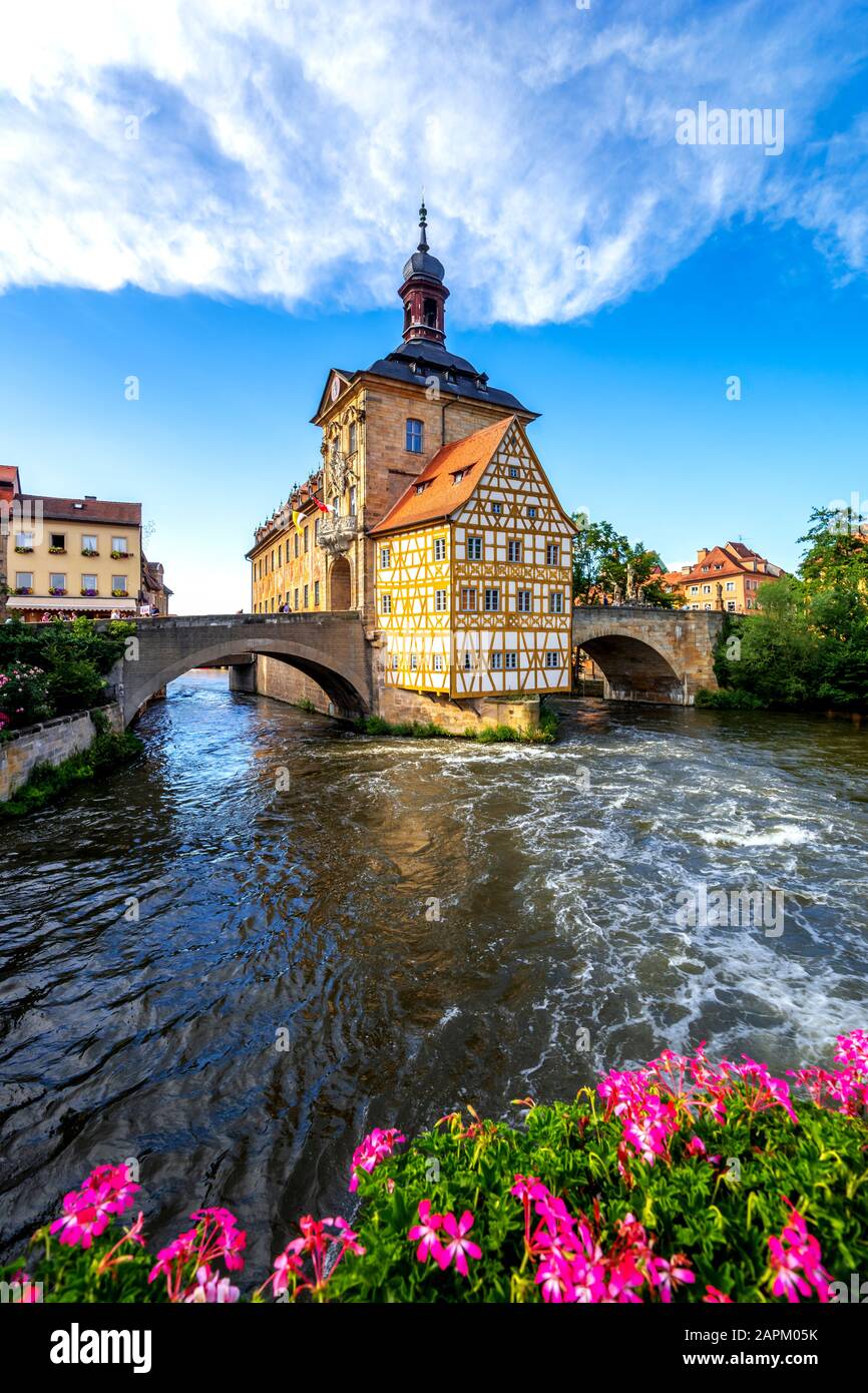 Deutschland, Bayern, Bamberg, Regnitz vor dem historischen Rathaus Stockfoto