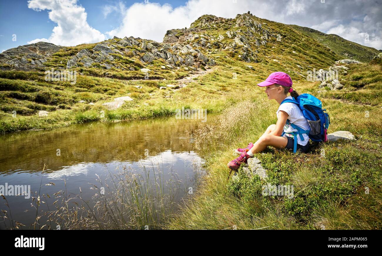 Mädchen, die eine Pause vom Wandern am Bergsee, Passeiertal, Südtirol, Italien, einlegen Stockfoto