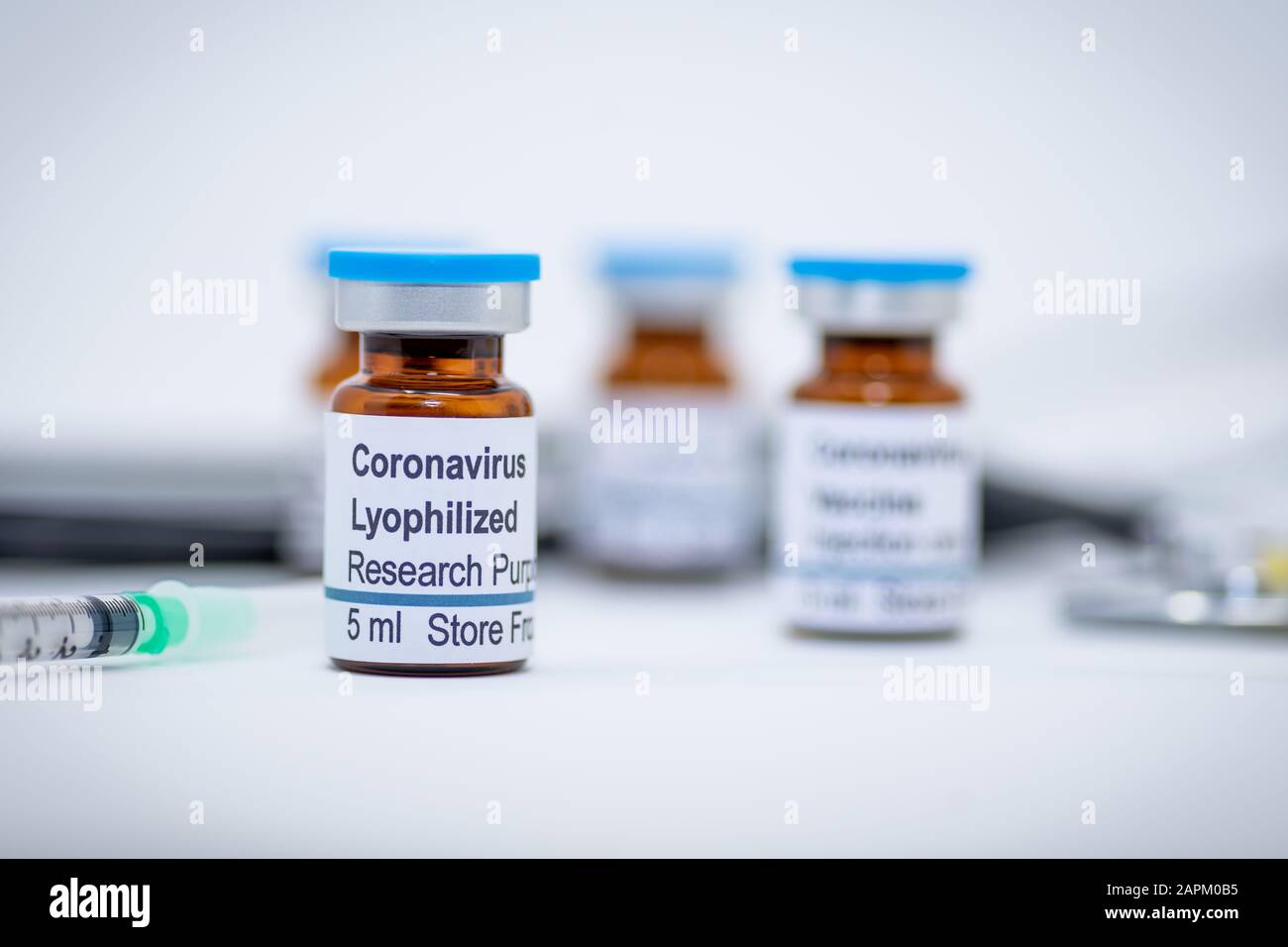 Lyophilisierte Coronavirus-Probe in der Durchstechflasche für die Forschung Stockfoto