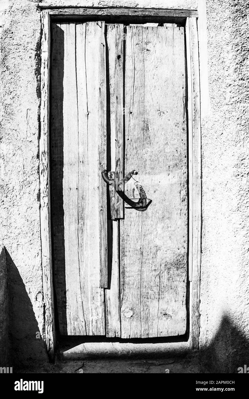 Eine einfache, alte Holztür an einem Haus in einem der armen Viertel von Santiago de Cuba, Kuba. Stockfoto