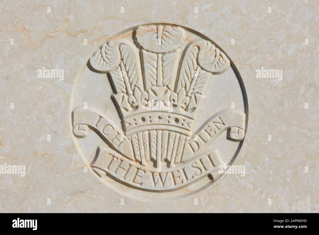 Regimentsemblem des Welch-Regiments (1881-1969) auf einem Kopfstein des ersten Weltkriegs auf dem Tyne Cot Friedhof in Zonnebeke, Belgien Stockfoto