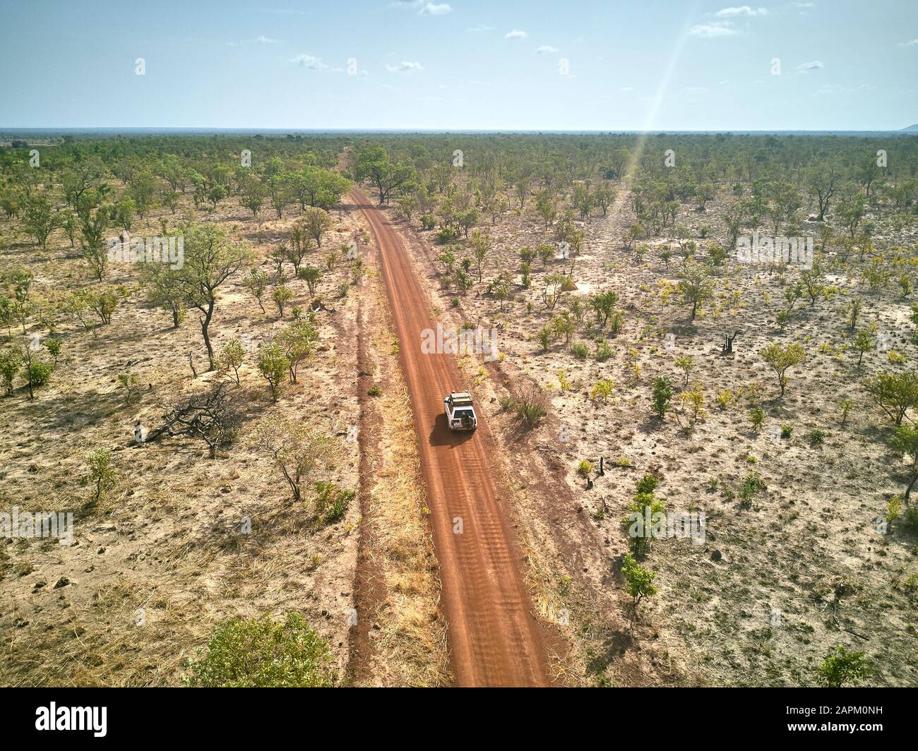 Benin, Luftaufnahme eines 4x4 Autos, das auf einer unbefestigten Straße im Nationalpark Pendjari fährt Stockfoto