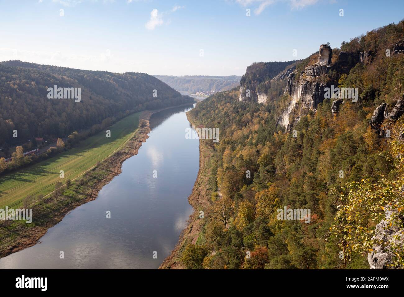 Deutschland, Sachsen, Rathen, landschaftlich schöne Herbstansicht des Elbtals von der Bastei-Felsformation aus gesehen Stockfoto