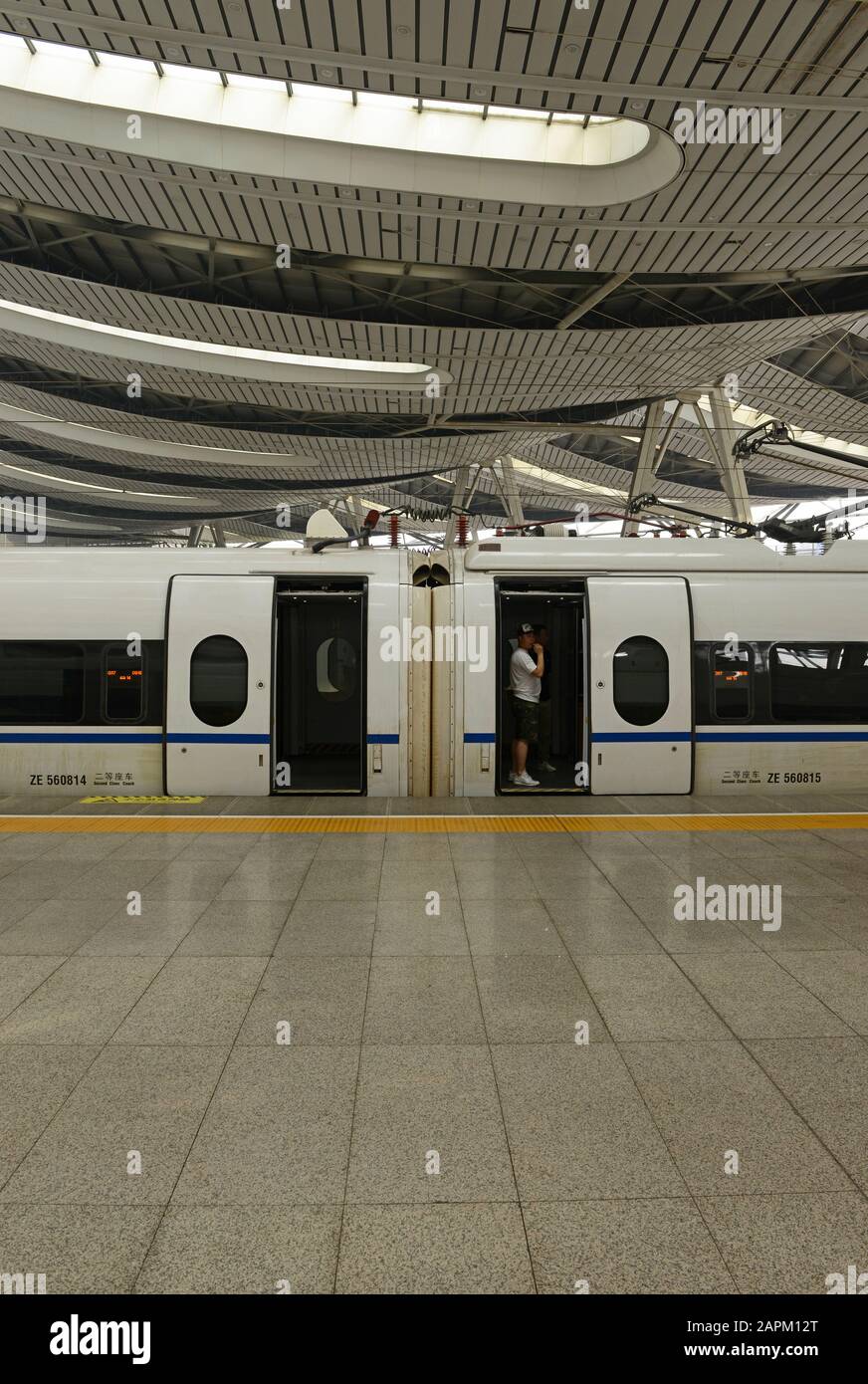 Öffnen Sie die Türen eines CRH-Hochgeschwindigkeitszugs, der auf die Abfahrt nach Qingdao am Pekinger Südbahnhof in Peking, China wartet Stockfoto