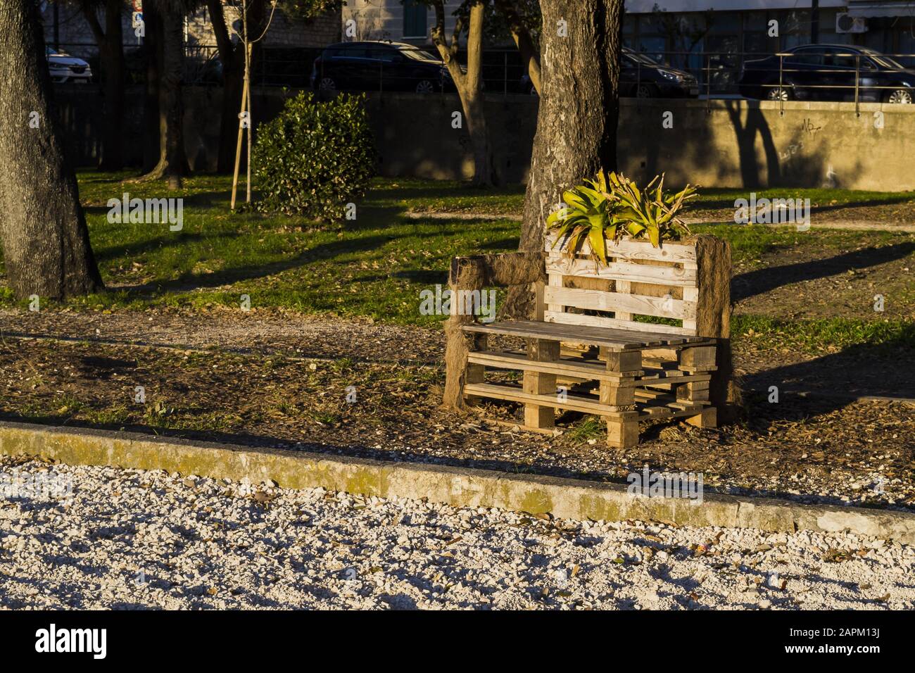 Panoramaaufnahme eines Parks mit einem abgenutzten Sofa Wiederverwendet als Bank Stockfoto