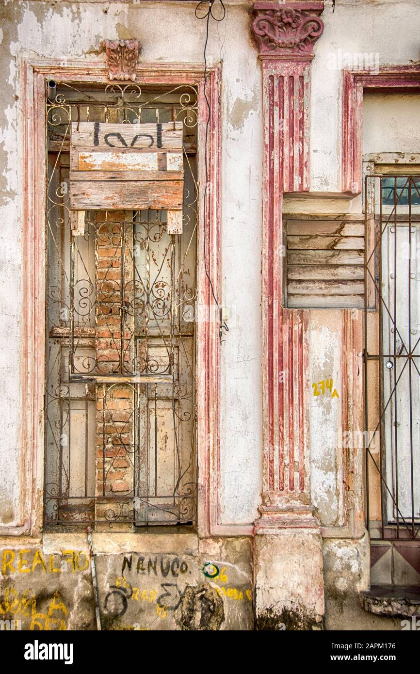 Eine Tür auf einem Heim; Santiago de Cuba, Kuba. Stockfoto