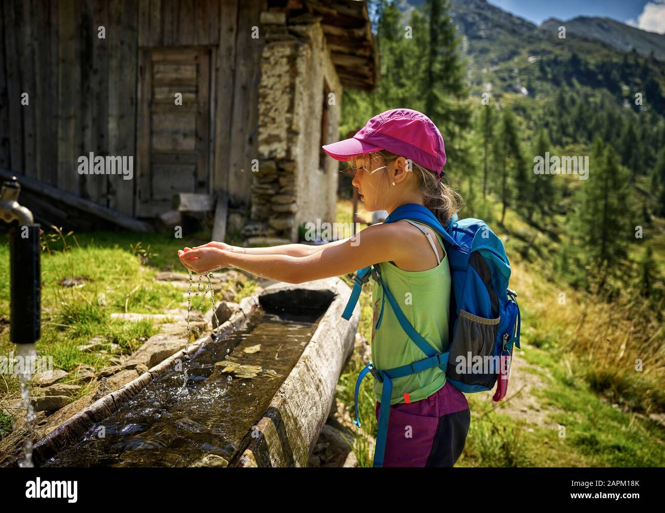 Mädchen erfrischend mit Wasser auf Wandertour, Passeiertal, Südtirol, Italien Stockfoto