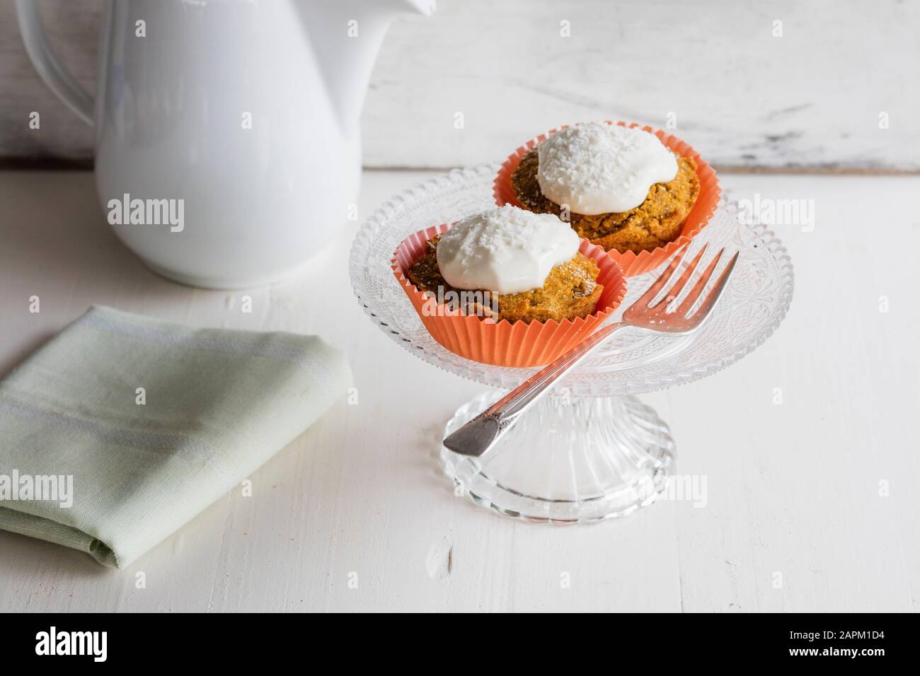 Carrot-Kokosnuss-Cupcakes mit Sahne Stockfoto