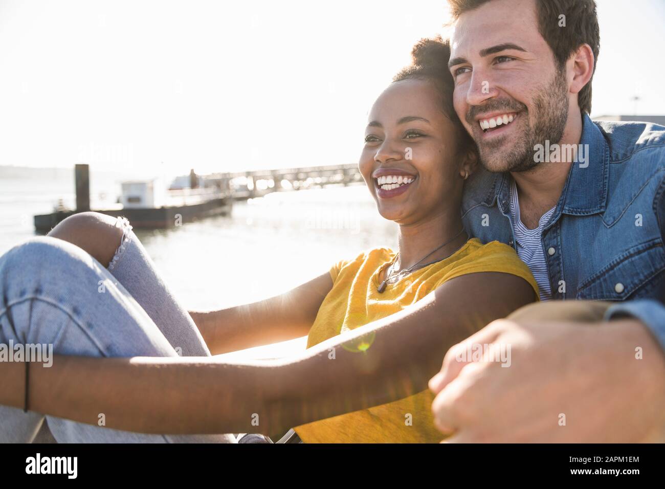 Glückliches junges Paar an der Waterfront, Lissabon, Portugal Stockfoto