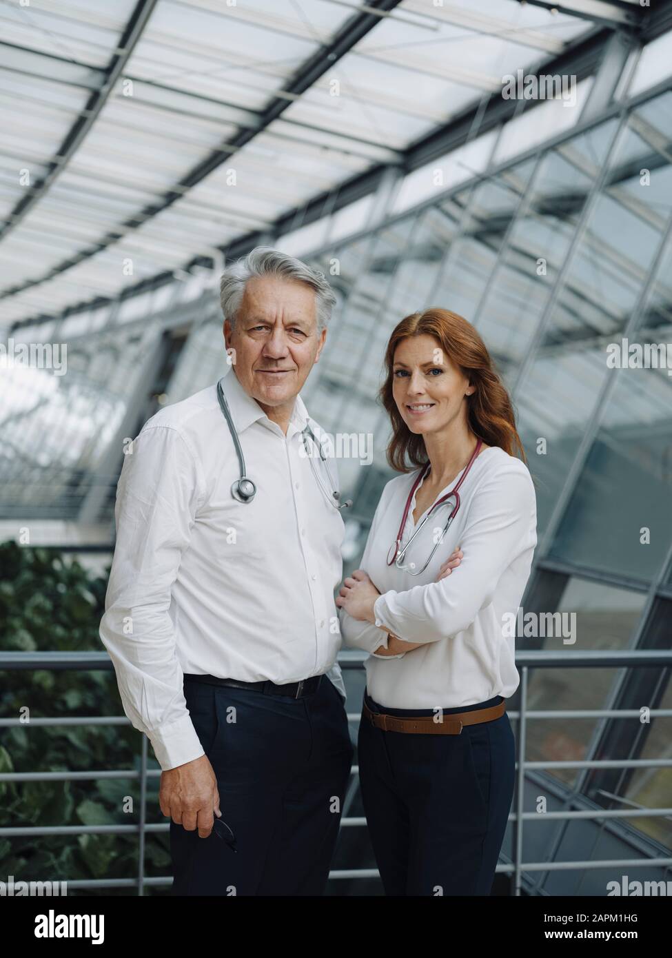 Porträt der beiden Ärzte zuversichtlich Stockfoto