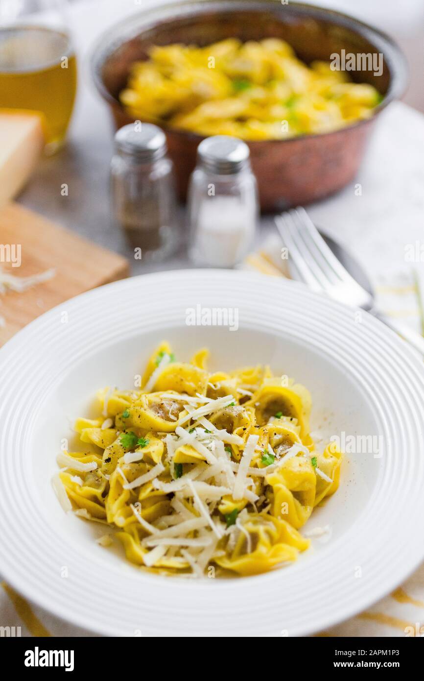 Teller mit italienischen Tortellini mit Grana-Käse Stockfoto