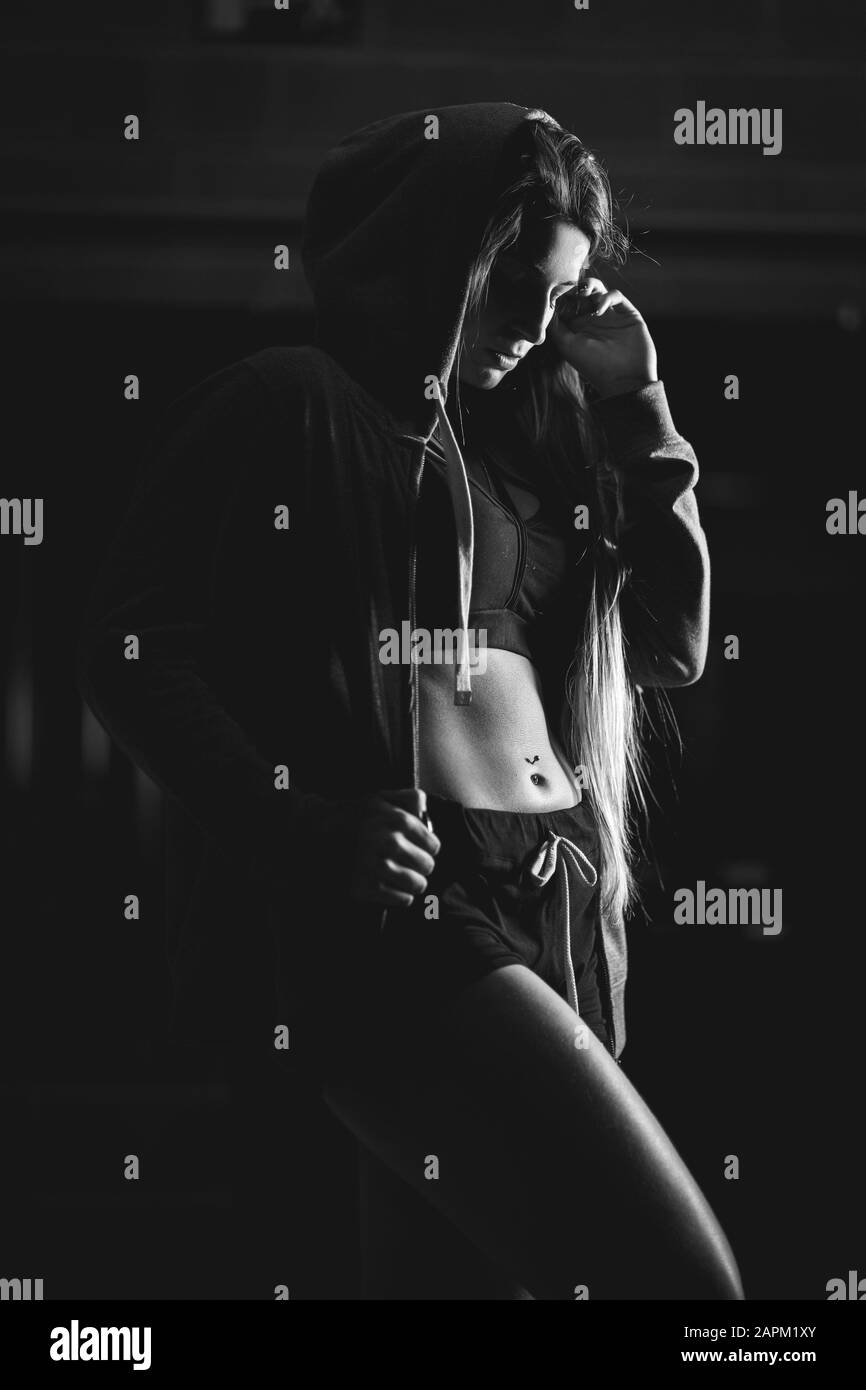 Bodybuilderin im Fitnessstudio Stockfoto